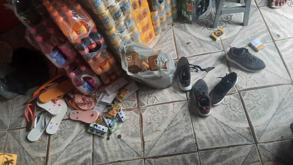 Em Matinha, bandidos assaltam comércio, fazem funcionários e clientes de reféns e levam joias, celulares e mais de R$ 45 mil