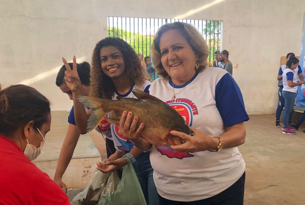 Comprados dos produtores locais, prefeita distribui 10 toneladas de peixes e 10 mil quilos de arroz aos moradores de Olinda Nova do MA