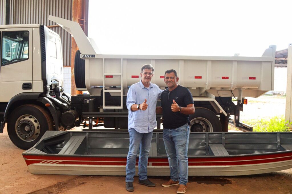 Por meio de emenda do deputado Aluísio Mendes, prefeito Mecinho recebe caminhão basculante e barco para São João Batista