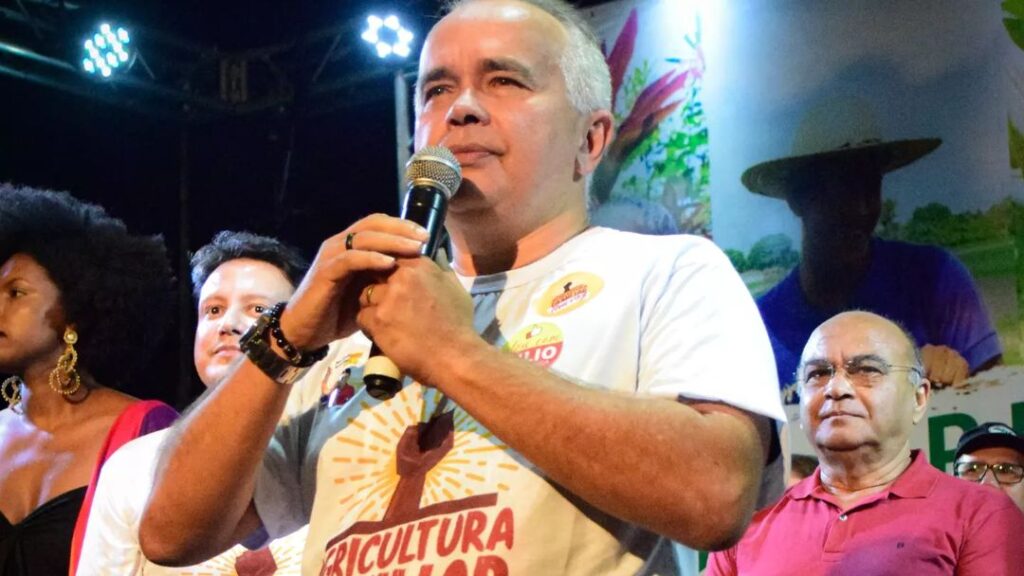 Júlio Mendonça é aplaudido de pé durante plenária da Agricultura Familiar