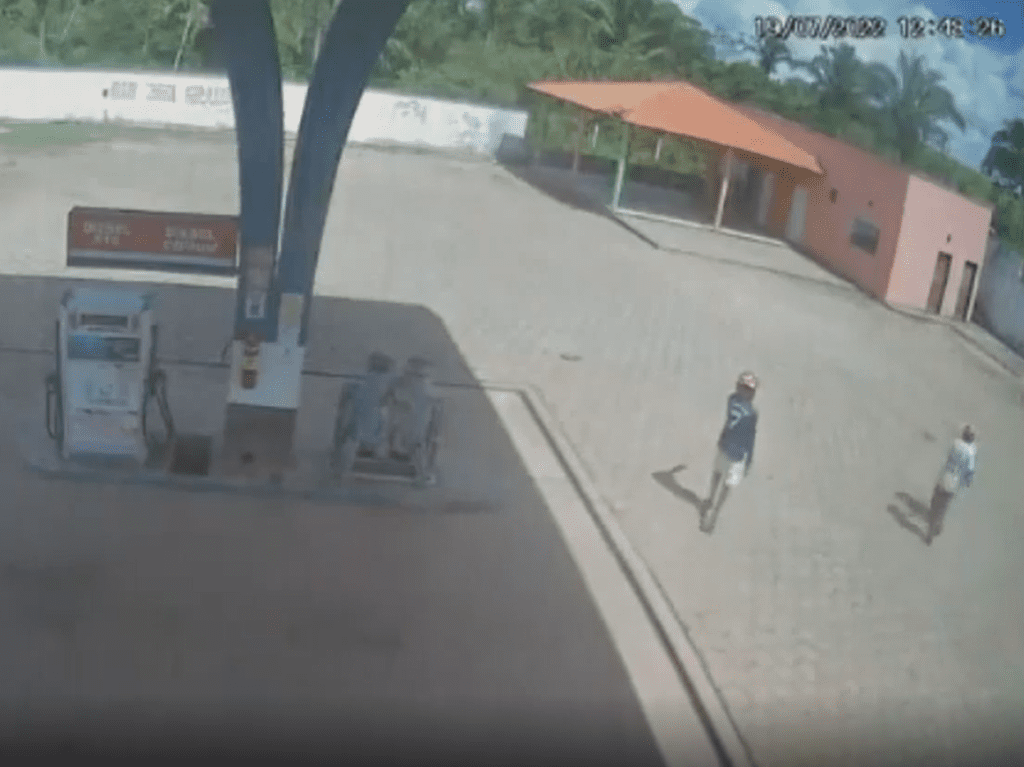 Bandidos armados assaltam posto de gasolina em São João Batista e levam celular, moto e dinheiro; vejam o vídeo