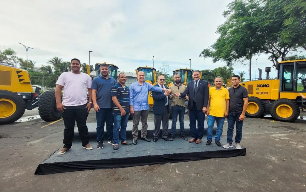 Edilson da Alvorada recebe nova motoniveladora para amplias ações de infraestrutura em Palmeirândia