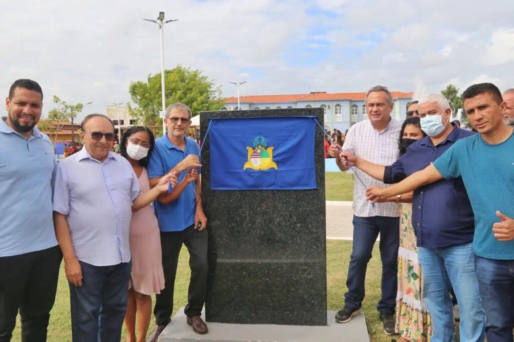 Dino Penha e Sebastião Madeira entregam Praça da Família aos moradores de São Bento