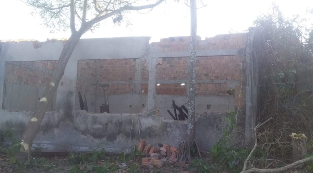 Moradores levam madeiras e telhas de escola abandonada há 16 anos na zona rural de São João Batista