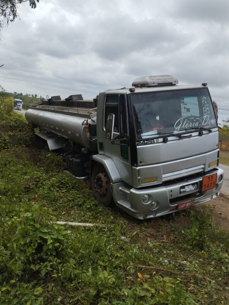 Bandidos assaltam caminhão com destino a Pinheiro, colocam condutor em mala e abandonam veículo em Arari