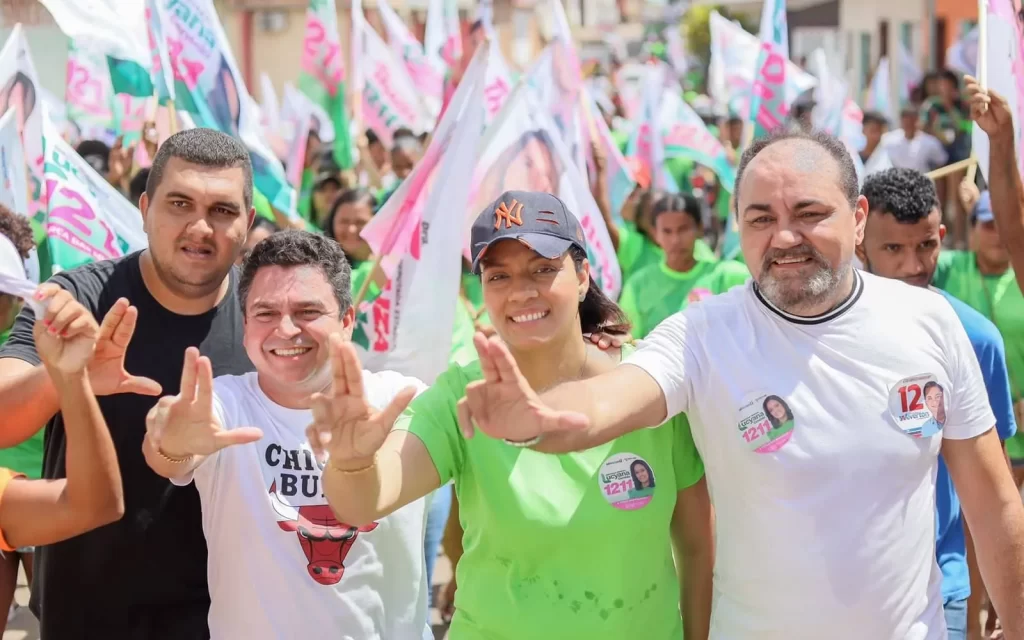 Candidata Lucyana Genésio e Issac Filho realizam caminhada pelas ruas de São Bento
