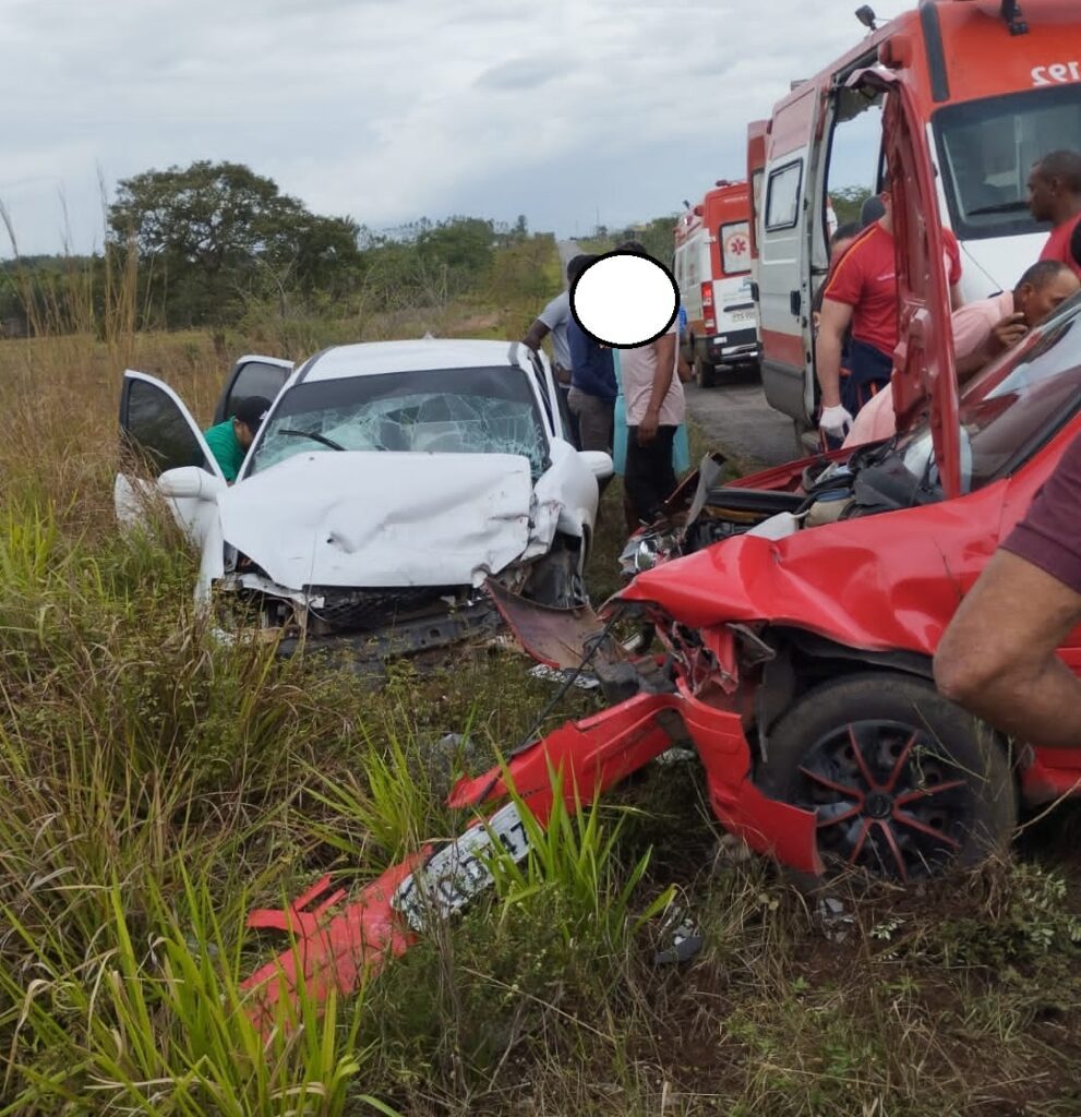 Ultrapassagem indevida na BR-135, em Santa Rita, provoca grave acidente com motorista e passageiros de Matinha
