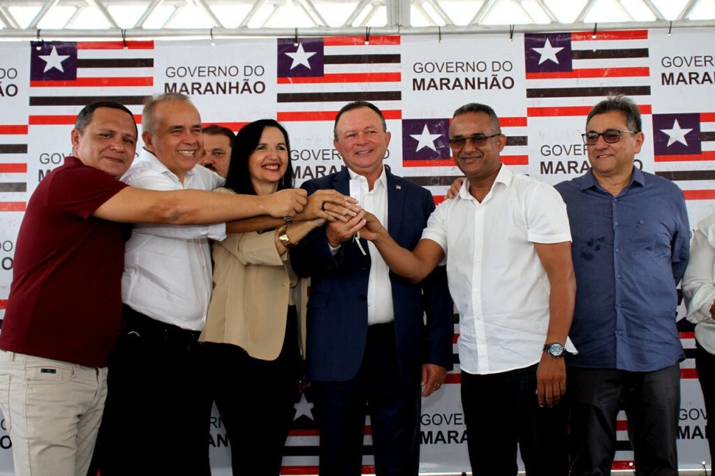 Unidade Regional de Educação de Viana recebe novo veículo do Governo do Estado