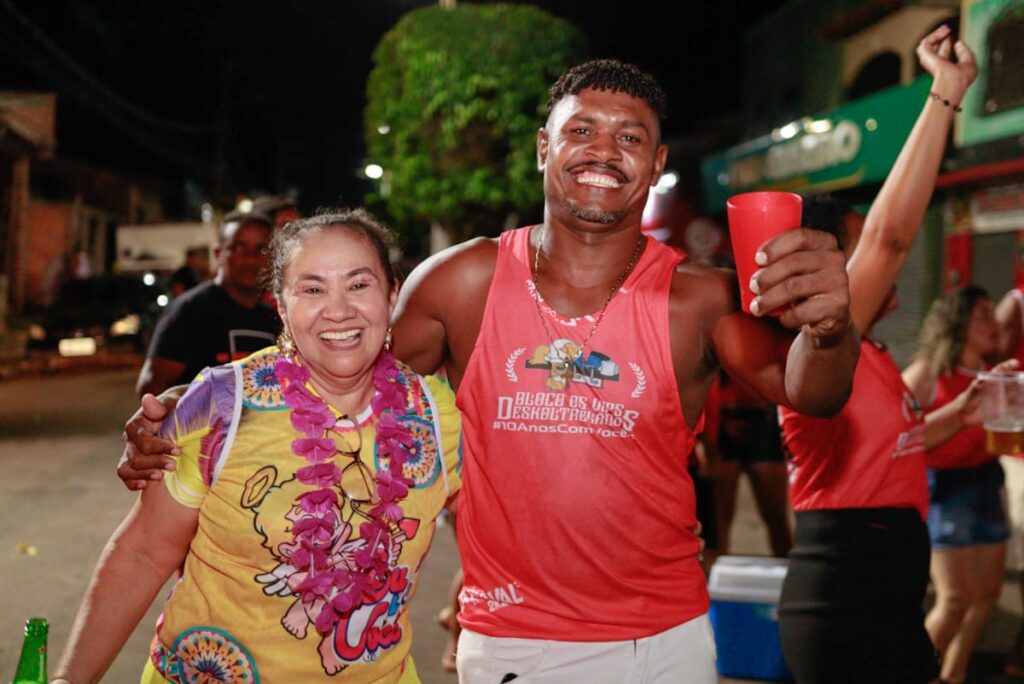 Vagma Trinta recebe carinho dos moradores e participa de blocos no pré-carnaval de Palmeirândia