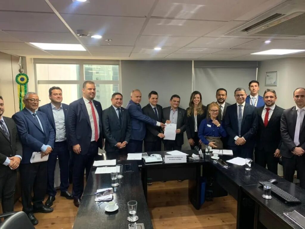 Em Brasília, Júlio Mendonça e outros deputados participam de reunião com FNDE para retomar de obras paradas no MA