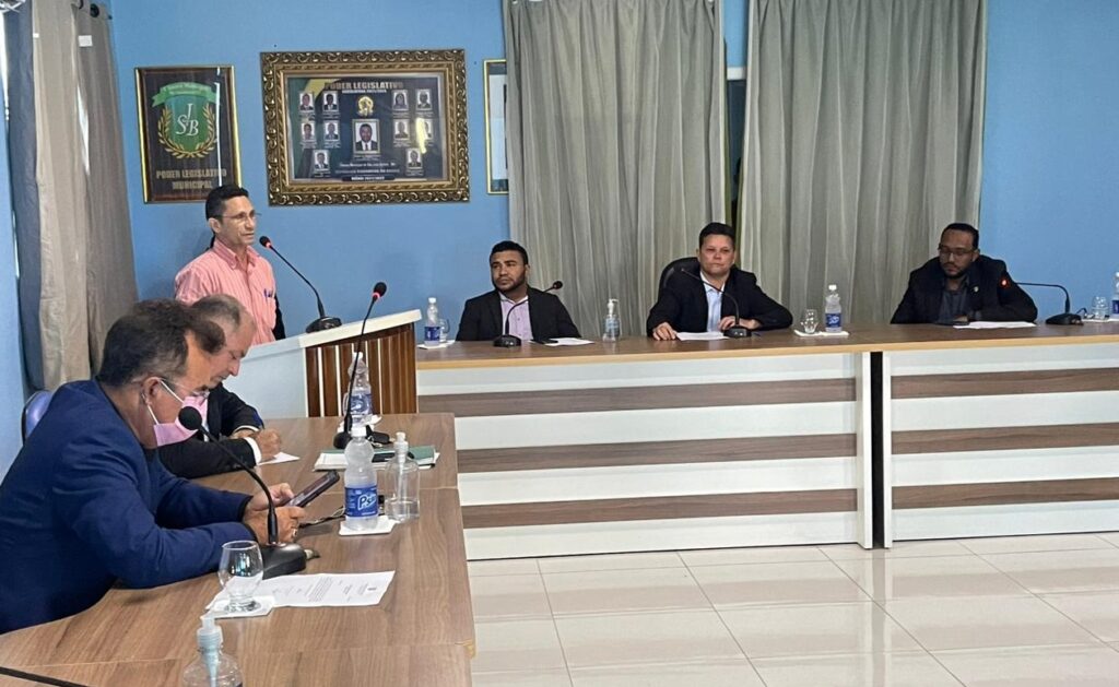 Chico de Nhozinho abre reunião da Câmara Municipal ouvindo demandas de professores e moradores de São João Batista