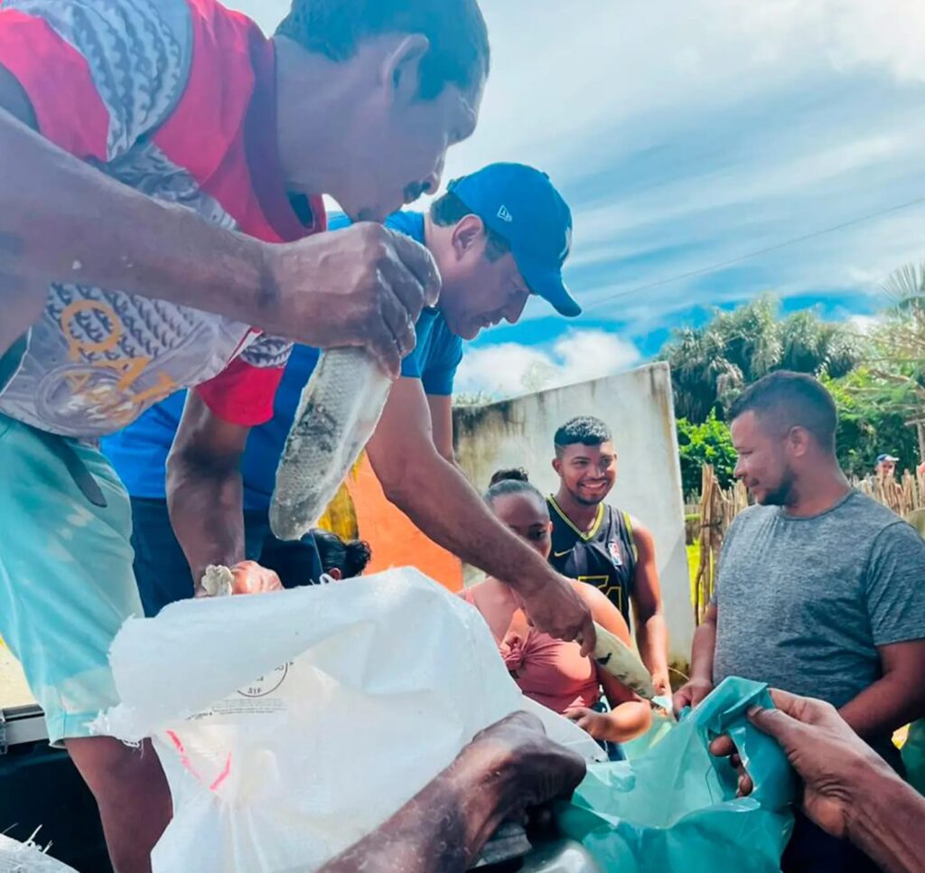 Carlos Figueiredo percorre comunidades de São João Batista entregando peixes e cestas básicas aos moradores