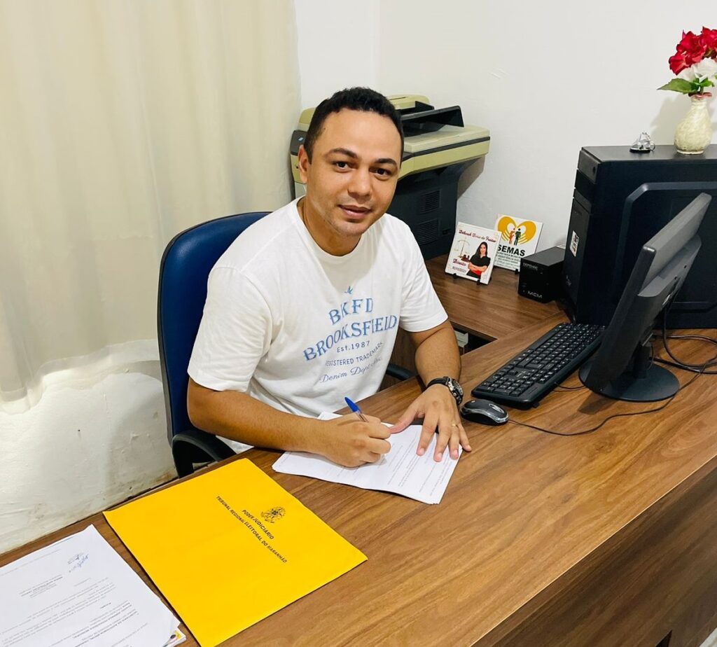 Adriano Freitas assina termo com TRE para instalar posto de atendimento da Justiça Eleitoral em São Vicente Ferrer