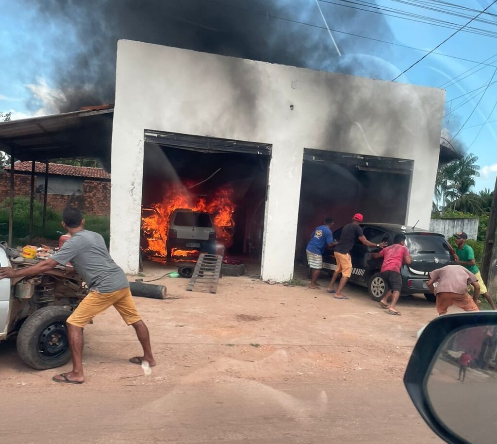 Oficina pega fogo com veículos dentro na MA-014, na cidade de Viana
