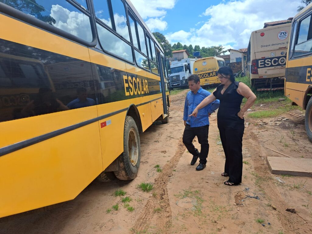 Após denúncias de moradores e estudantes, vereadores de São João Batista visitam Garagem Municipal