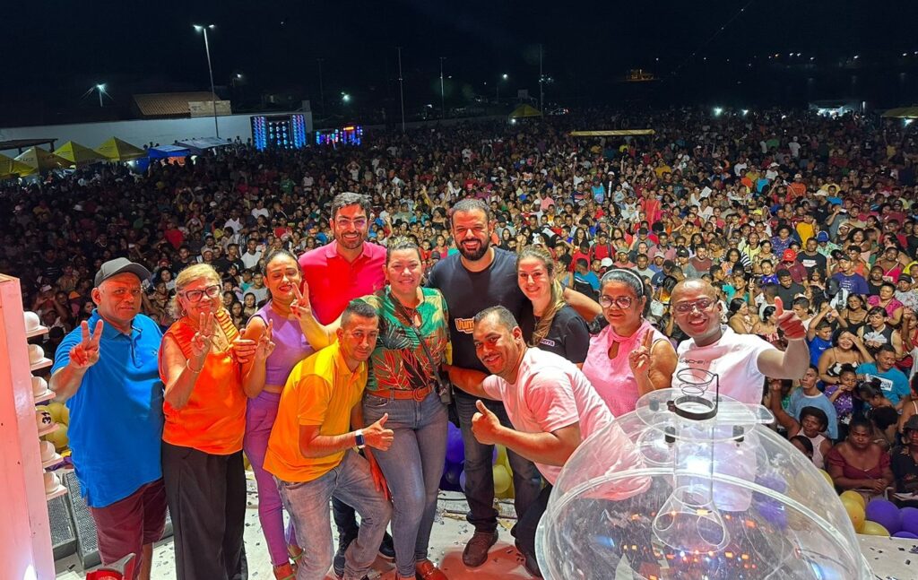 Guerra comanda show de prêmios e festa para milhares de pais na cidade de Penalva
