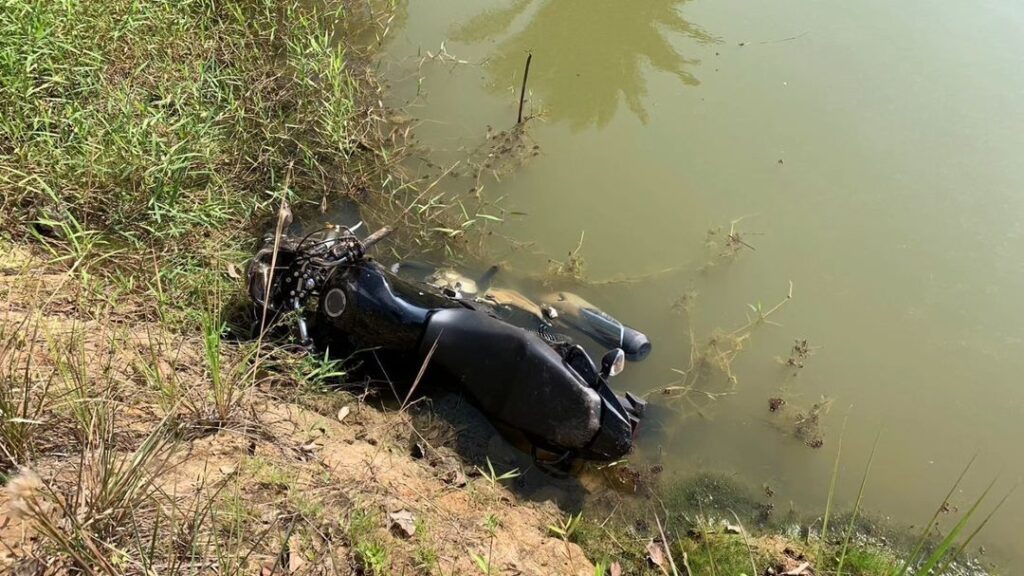Moto roubada é recuperada pela polícia dentro de um açude e com marcas de tiros em Matinha