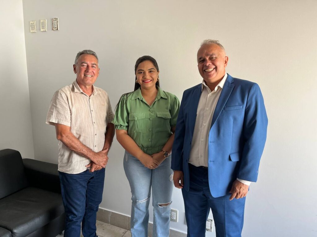 Em Cajari, Babi Rêgo entrega secretaria e pode disputar eleições para prefeita com apoio do deputado Júlio Mendonça