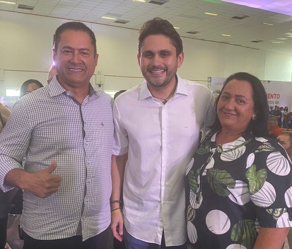 A pedido de Carlos Figueiredo, deputado Pará Figueiredo viabiliza computadores para escola de São João Batista