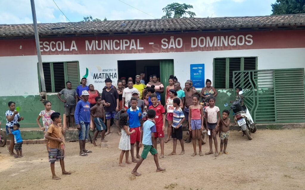 Em Matinha, pais e alunos protestam e fecham escola da zona rural até que prefeitura reforme prédio