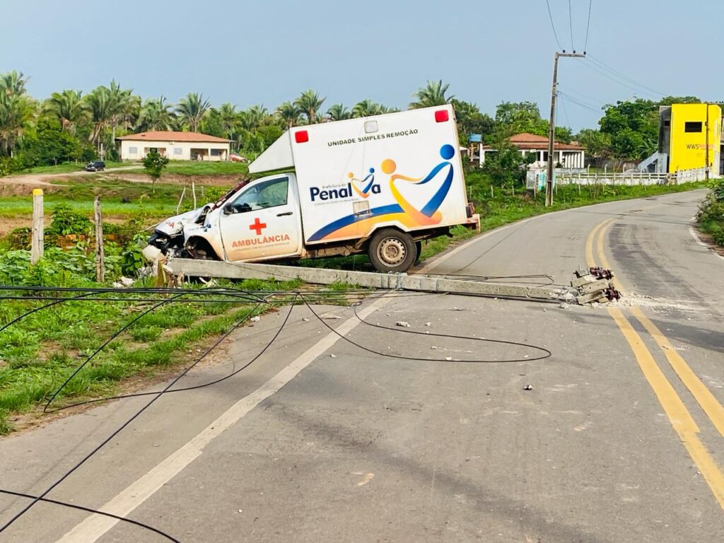 Ambulância de Penalva desvia de buraco na MA-014 e derruba poste na cidade de Viana