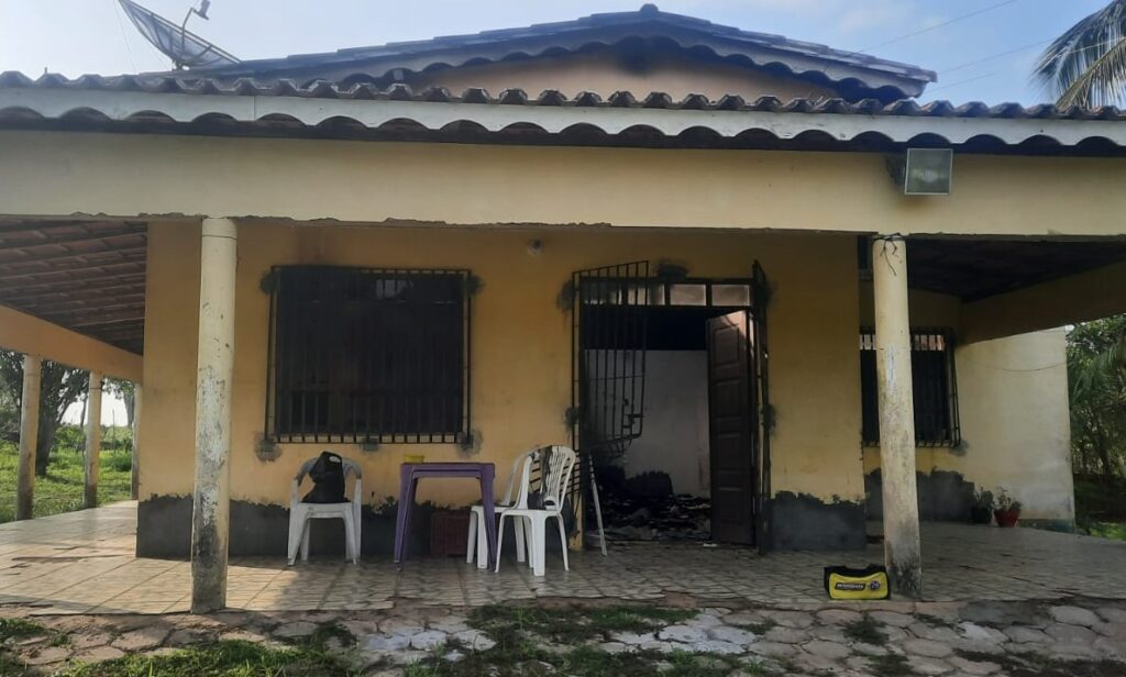 Urgente: casa onde polícia prendeu mulher e apreendeu cinco motos e seis celulares é incendiada, em Matinha