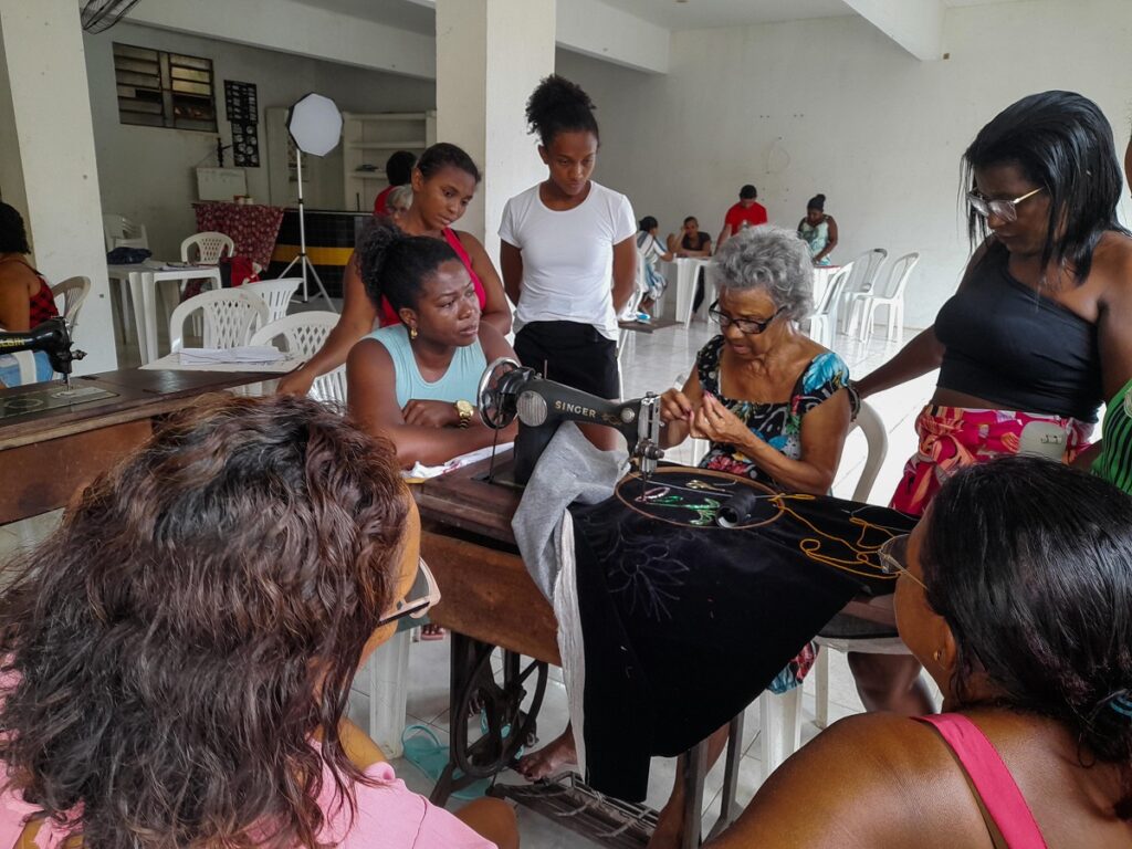 Oficinas capacitam novos bordadores de indumentária do Bumba Meu Boi em cidades da Baixada Maranhense