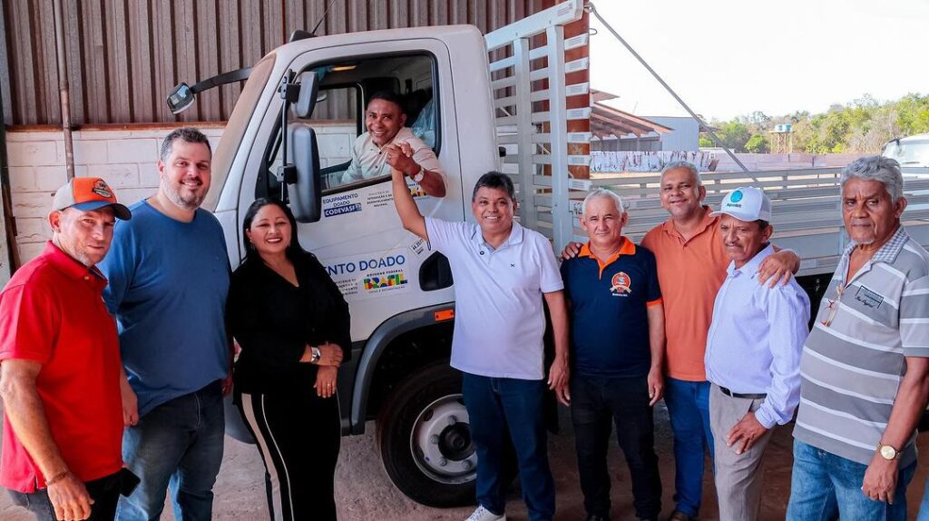 Deputado entrega caminhão para piscicultores de comunidade quilombola de Matinha