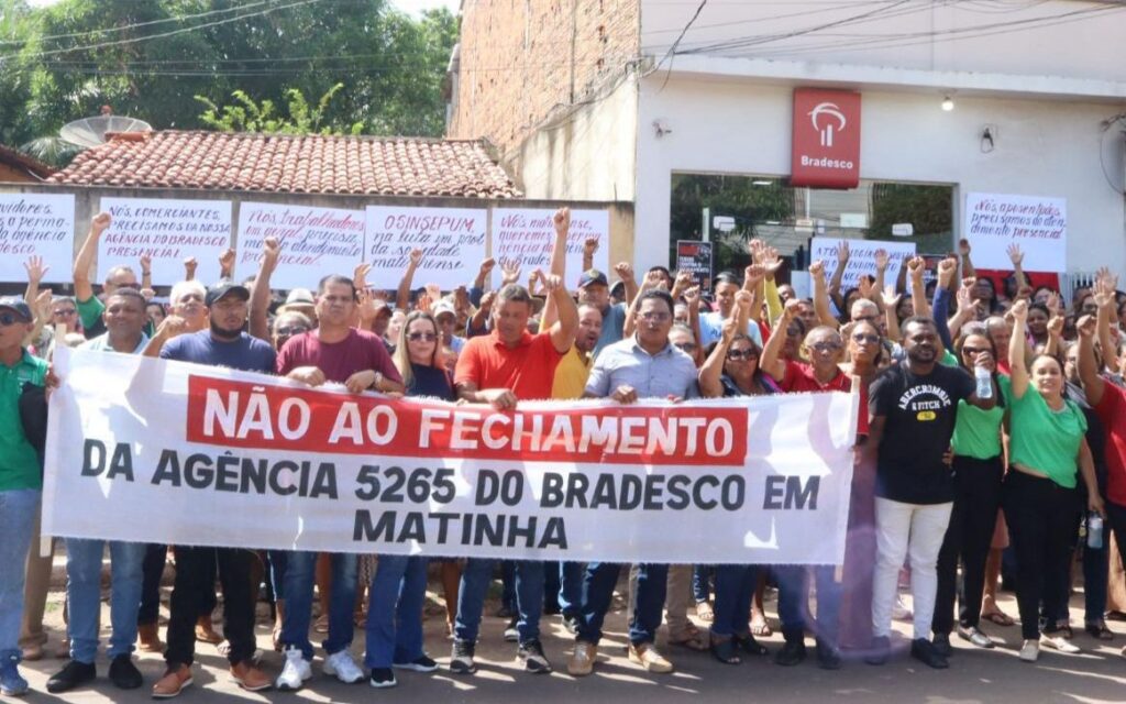 Moradores de Matinha fazem ato na frente do Bradesco contra fechamento da única agência bancária da cidade