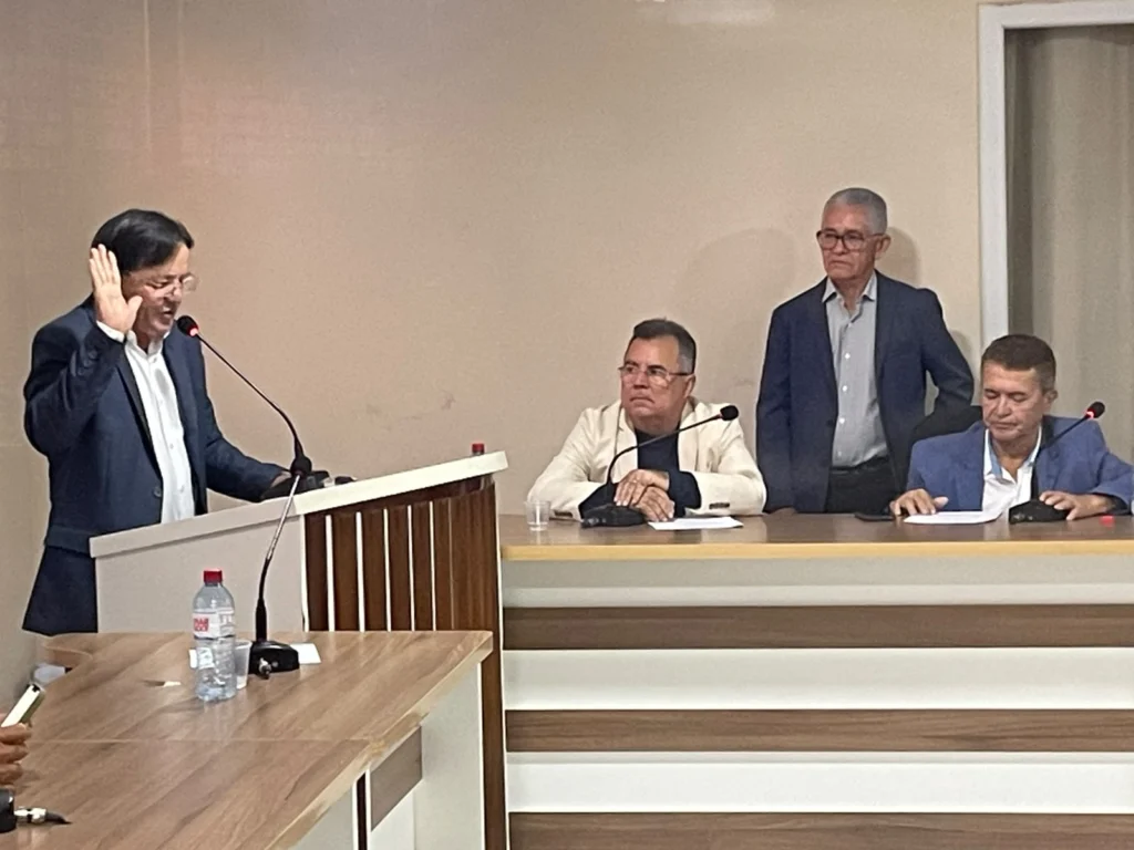 Simiãozinho assume Prefeitura e promete responsabilidade e honestidade à população de São João Batista