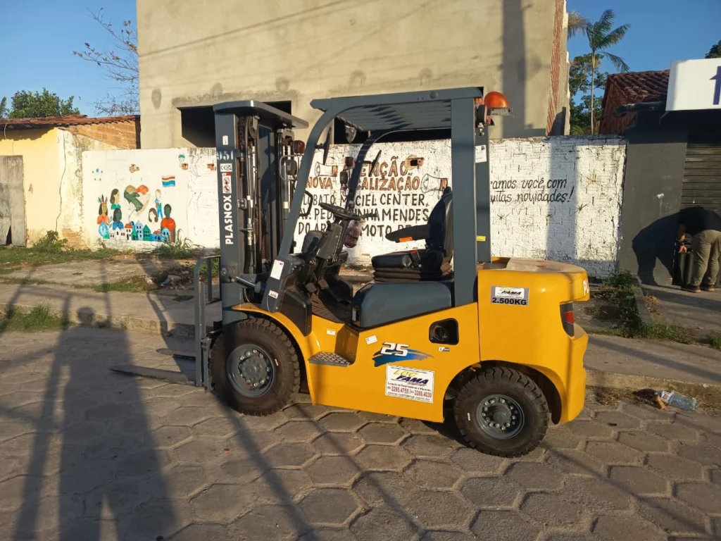 Empilhadeira é encontrada em praça de Pedro do Rosário após denúncia de desaparecimento de equipamentos